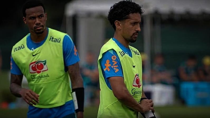 Gabriel Magalhães (à esq.) e Marquinhos (à dir.) utilizam wrist coach, munhequeira com instruções da comissão técnica