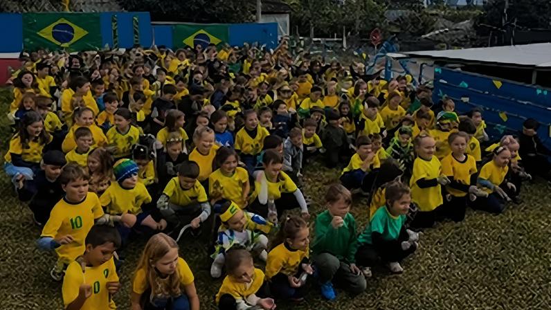 Crianças no Rio Grande do Sul viralizam com apresentação apaixonada pela seleção brasileira