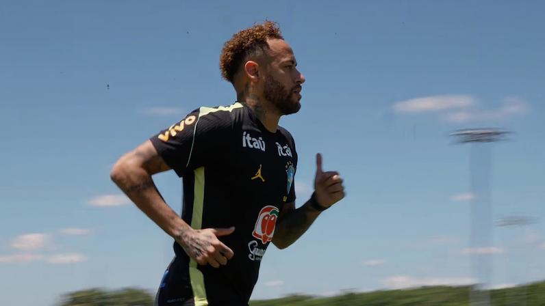 Neymar corre no gramado durante treino na Copa do Mundo