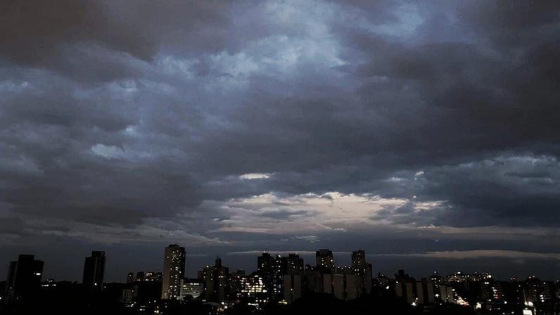 Condições atípicas em SP na segunda semana de junho de 2026: muita nebulosidade e chuva, (Foto: São Paulo, SP, por André C.)
