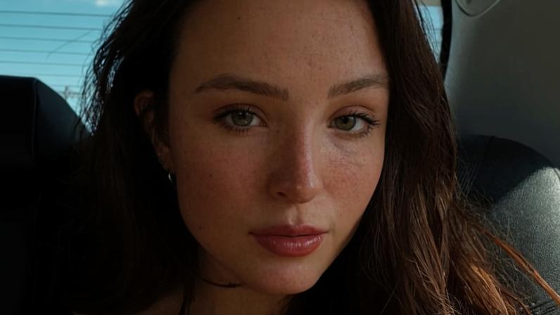 Larissa Manoela desmente boato de gravidez; é apenas barriga normal