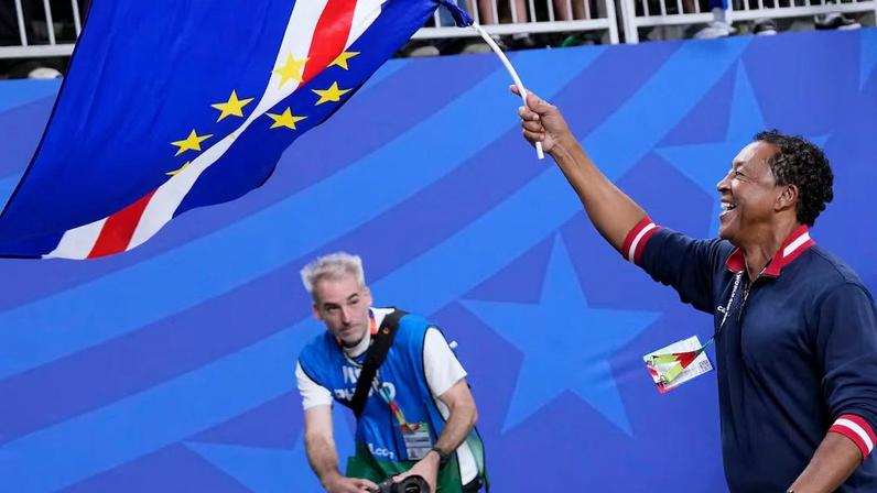 Bubista segura bandeira de Cabo Verde após classificação do país para segunda fase da Copa do Mundo