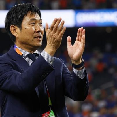 Técnico japonês usa quadro branco para orientar equipe contra a Holanda