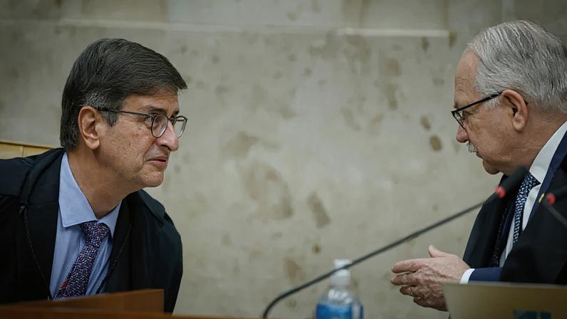 O procurador-geral da República Paulo Gonet (à esq.) respondeu ao presidente do STF, ministro Edson Fachin (à dir.), sobre o caso das eleições em Roraima
