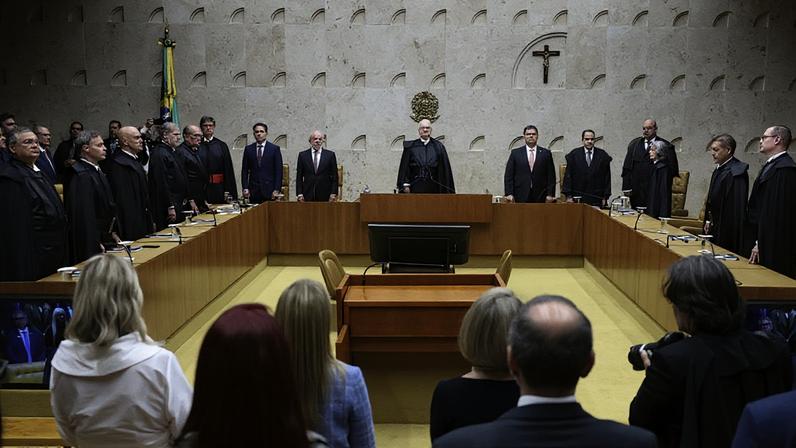 É impossível seguir ordens pouco claras ou que mudam dia a dia, diz o articulista; na imagem, ministros em sessão no STF