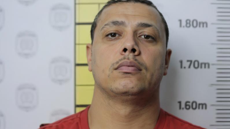O indivíduo está entre os envolvidos no incêndio criminoso de um ônibus, ocorrido em 10 de março deste ano