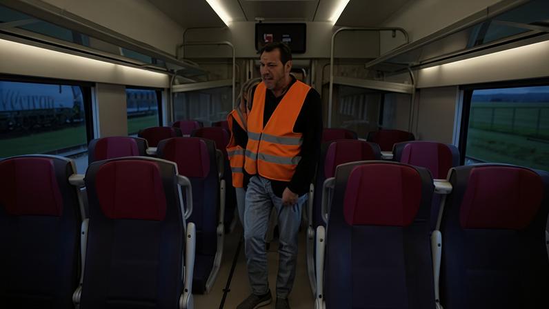 El ministro de Transportes, Óscar Puente, en uno de los trenes de la serie 480 de Renfe a prueba en República Checa.