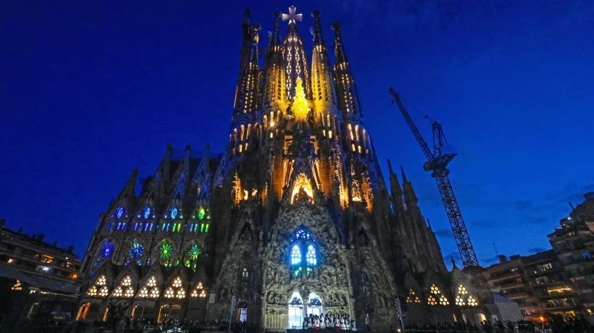 A Basílica da Sagrada Família, em Barcelona, iluminada para a visita do papa Leão XIV ocorrida em 10 de junho, centenário da morte de Gaudí. (Foto: EFE/EPA/CIRO FUSCO)