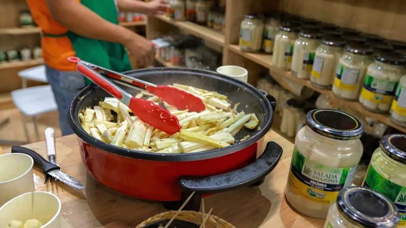 “O alimento gera impacto social ao fortalecer a renda de comunidades ribeirinhas, criar oportunidades econômicas em regiões remotas e estimular práticas sustentáveis de manejo florestal”, exemplifica a fundadora do negócio. (Foto: Mariana Gutierres/Divulgação Salada Amazônia)