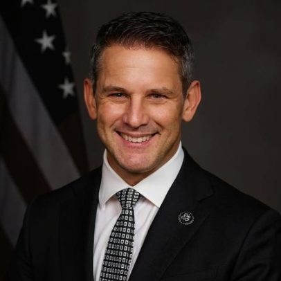 Adam Kinzinger aborda quase tudo em podcast