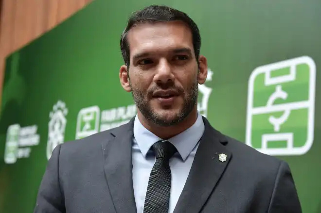 Presidente da CBF é acusado de levar esposa e suposta amante à Copa com recursos da entidade; denúncias elevam tensão nos bastidores