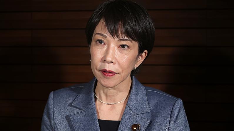 Sanae Takaichi (foto) se tornou primeira-ministra do Japão em outubro de 2025 e conseguiu uma vitória nas eleições gerais de fevereiro que a solidificou no cargo