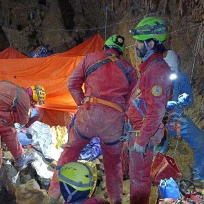 Italiano é resgatado após ficar preso em caverna a 120 m de profundidade