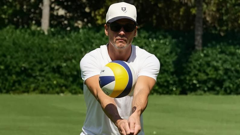 Tom Brady se arrisca no vôlei e bate bola com a filha (Foto: Reprodução/Instagram)
