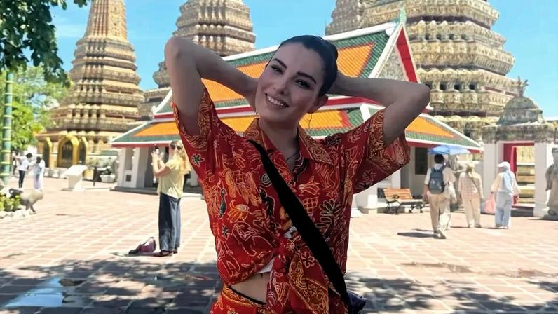 A atriz turca Ece İrtem, durante viagem na Tailândia, dias antes de sua morte.