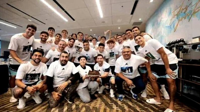 Aniversário de Messi comemorado junto com a delegação argentina