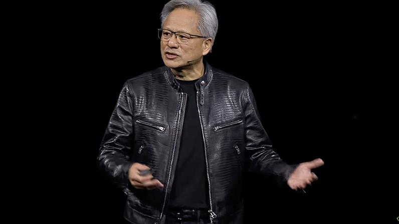 Jensen Huang, CEO da NVIDIA, com jaqueta de couro e cabelo grisalho, discursa e gesticula em palco escuro.