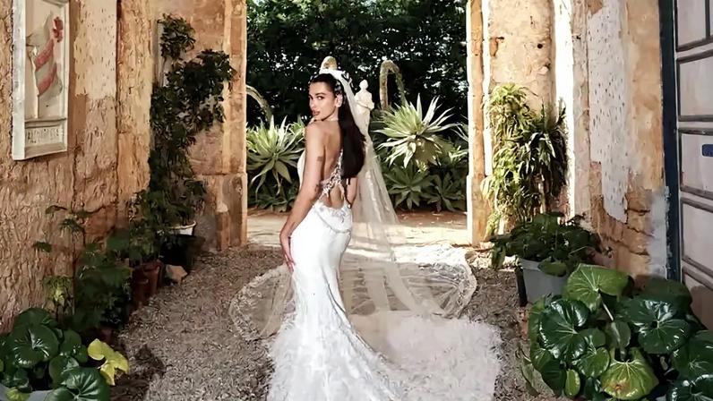 Dua Lipa de Chanel por Matthieu Blazy: uma entre várias propostas