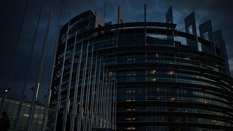 O projeto é considerado essencial pela União Europeia para reduzir a dependência de provedores de meios de pagamento norte-americanos, como Visa, Mastercard, American Express, Apple Pay, Google Pay e PayPal: Na imagem, a sede do Parlamento Europeu