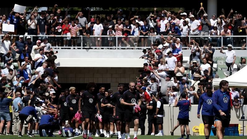 Seleção dos Estados Unidos é recebida com festa em Irvine