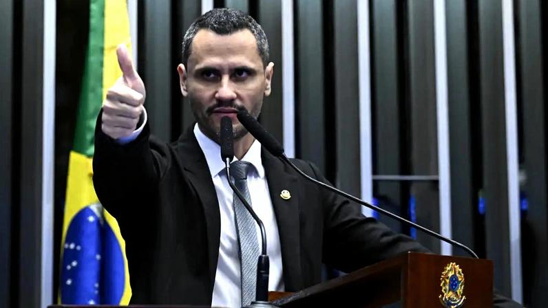 O senador Cleitinho Azevedo em pronunciamento na tribuna (Waldemir Barreto/Agência Senado)
