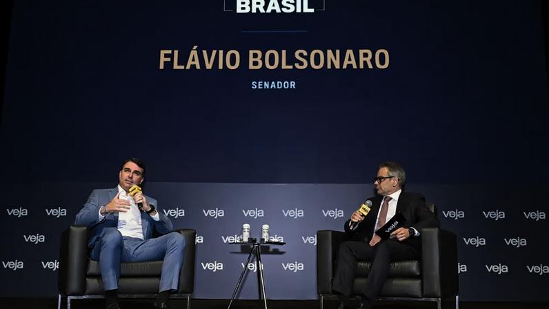 Senador Flávio Bolsonaro e o ex-presidente Jair Bolsonaro