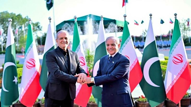 O presidente do Irã, Masoud Pezeshkian (à esquerda), e o primeiro-ministro do Paquistão, Shehbaz Sharif, durante encontro bilateral em Islamabad; líder iraniano propôs cooperação de segurança