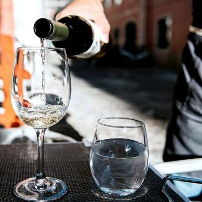 Por que não julgar um vinho após apenas um gole