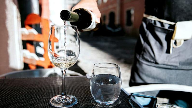 Por que não julgar um vinho após apenas um gole