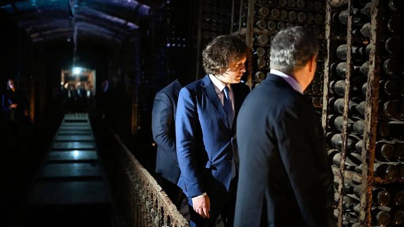 Primeiro-ministro da Geórgia, Irakli Kobakhidze, (ao centro), em fábrica de vinho em Tbilisi, Geórgia