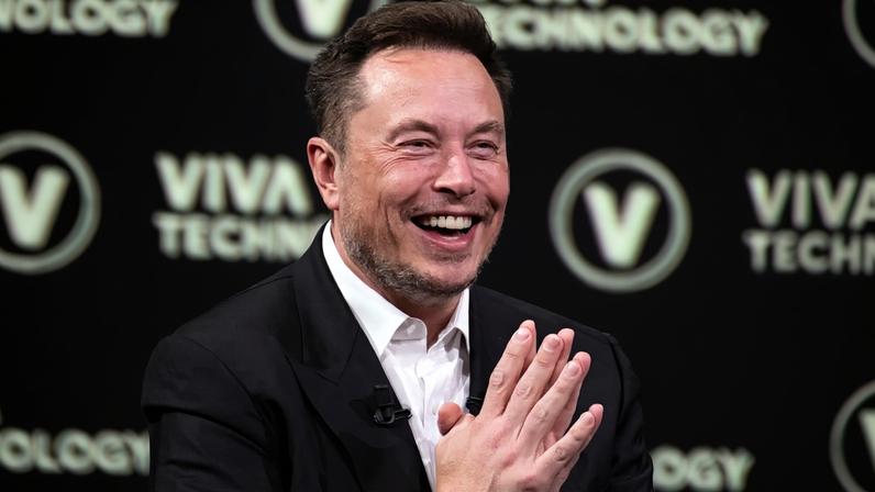 Elon Musk posa para foto em evento