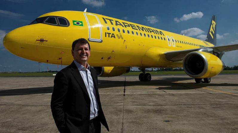 Sidnei Piva, ao lado de um avião da ITA (Ilton Barbosa/Divulgação)