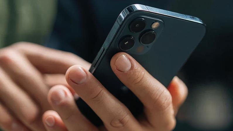 Mercado de smartphones pode recuar 15% em 2026 por crise econômica