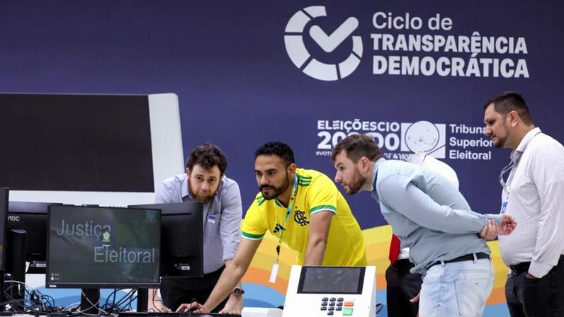 Os códigos-fonte das Eleições 2026 foram disponibilizados para inspeção em outubro de 2025; o período de auditoria seguirá até setembro deste ano. Na imagem, os pesquisadores da SBC realizando a inspeção