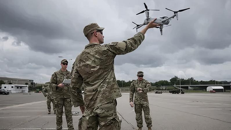 Soldado segura drone no Pentágono.