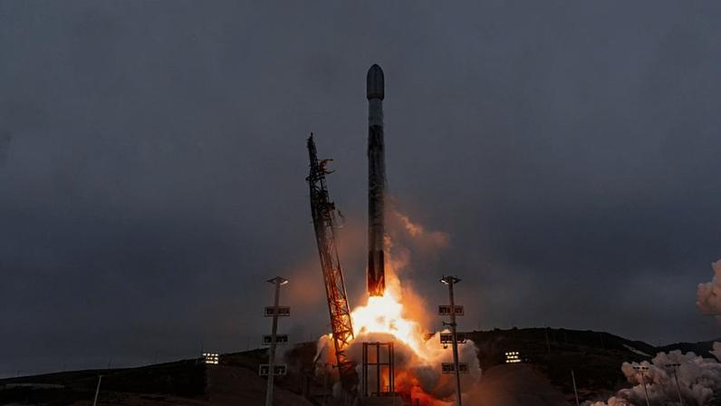 Na imagem, um foguete da SpaceX durante lançamento