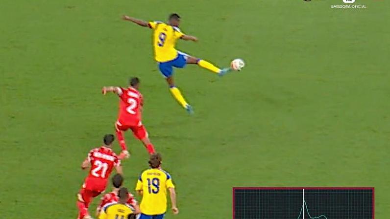 Na imagem, o sutil toque do atacante Alexander Isak que deu origem a uma nova jogada e tirou o autor do gol da posição de impedimento