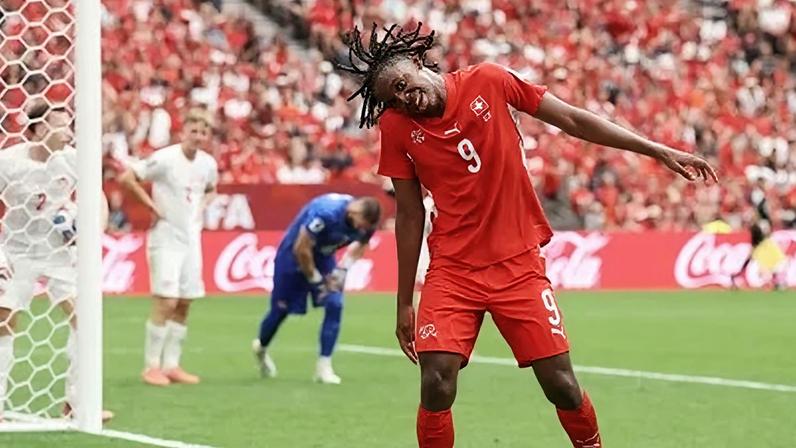 Manzambi celebra o gol da Suíça contra o Canadá pela Copa do Mundo