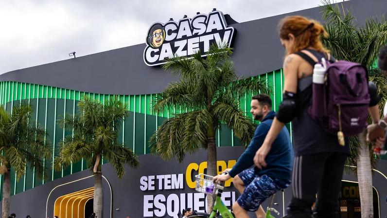 Fãs de futebol durante transmissão da partida entre Alemanha e Curaçao na Casa Cazé TV, espaço temático montado no parque Villa-Lobos para a Copa do Mundo 2026 com telões para jogos, área de alimentação, de interação e experiências de ativação, shows e desafios relacionados ao futebol. Foto: Daniel Teixeira/Estadão