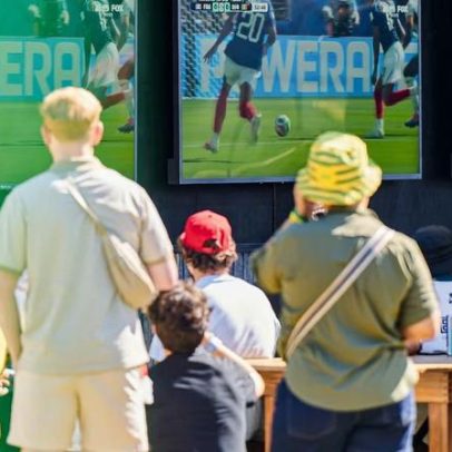 Torcedores japoneses limpam estádio da Copa e geram debate sobre tarefas