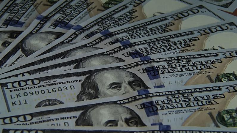 Notas de 100 dólares americanos espalhadas em leque