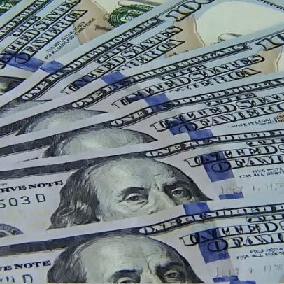 Oscilações do dólar afetam preços de produtos no Brasil, diz economista