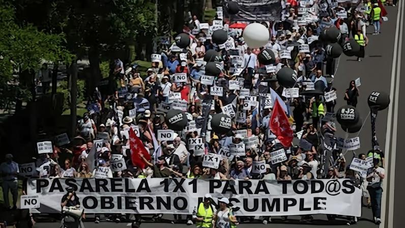 Manifestantes portan pancarta con lema 'Pasarela 1x1 para todos. Gobierno, cumple' durante una manifestación para exigir al RETA una pasarela completa, justa y sin exclusiones, a 23 de mayo de 2026.