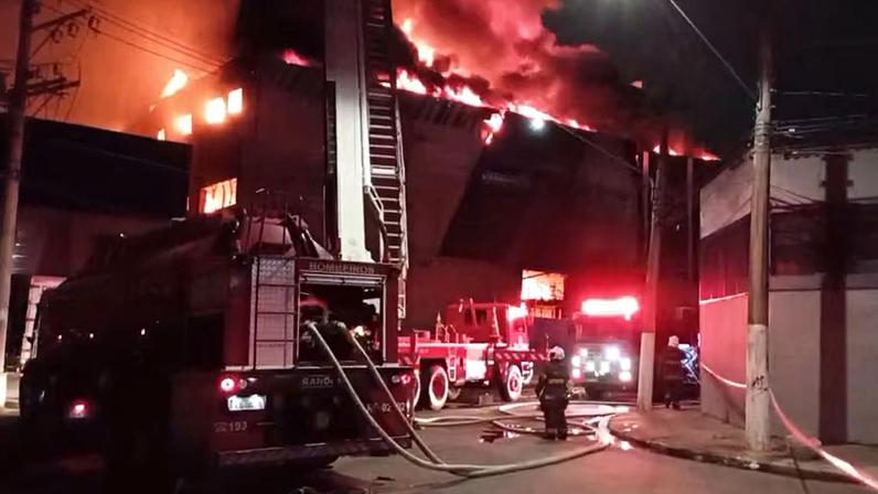 Incêndio de grandes proporções atinge galpão de peças de carros na zona oeste de São Paulo
