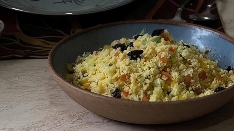 Cuscuz marroquino preparado pelo chef carlos ribeiro servido sobre a mesa