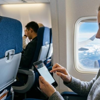 Modo avião realmente faz diferença? Ciência explica o que muda