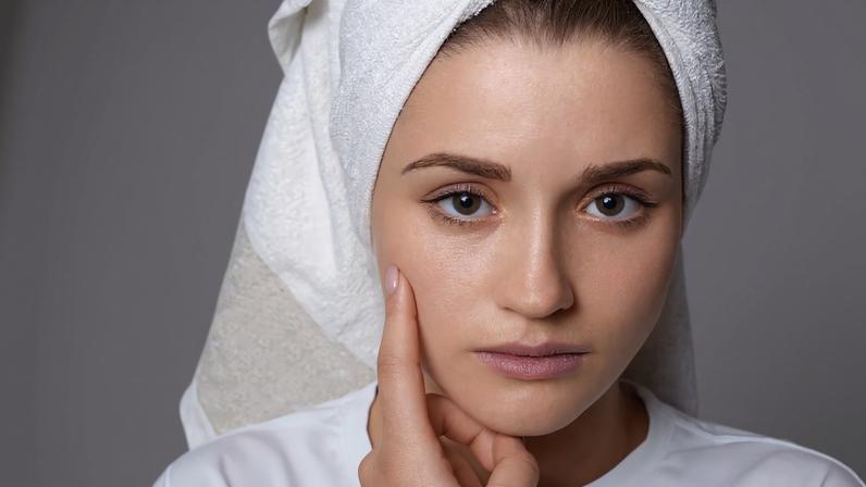 Misturar produtos no rosto pode comprometer a rotina de skincare
