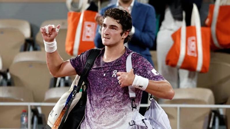 João Fonseca na derrota para o tcheco Jakub Mensik em Roland Garros