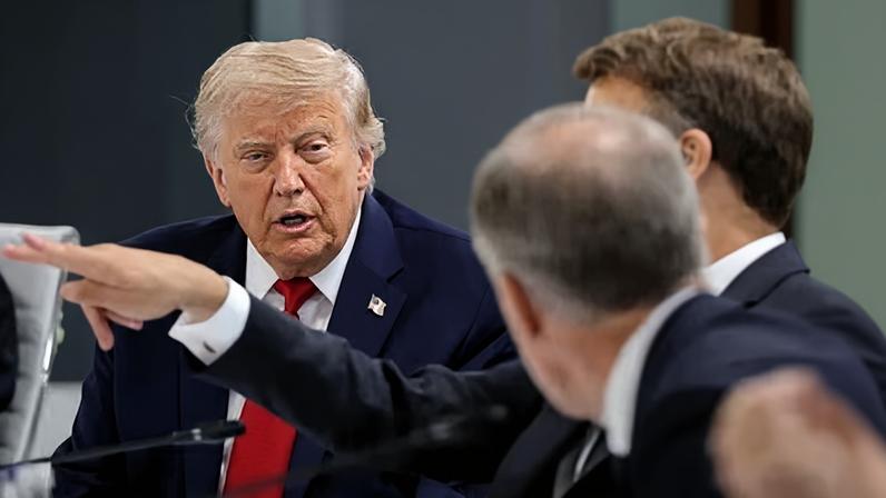 O presidente dos EUA, Donald Trump, observa ao chegar para uma sessão de trabalho com os líderes do G7 e parceiros associados sobre a promoção do crescimento econômico, durante a Cúpula do G7 em Evian-les-Bains, na França, em 17 de junho de 2026 REUTERS/Christian Hartmann
