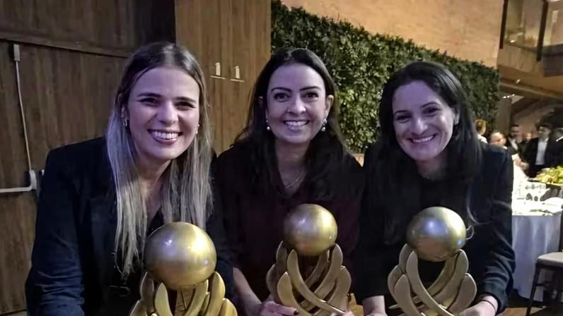 Ana Carolina Rocha, Aline Mafra, diretora de Vendas e Marketing da LATAM Brasil; e Camila Belinelli, Gerente Sênior de Canal de Vendas